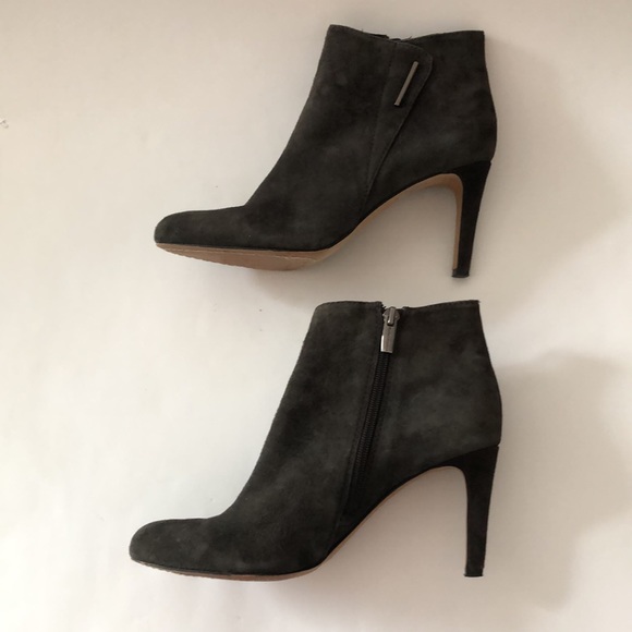 Vince Camuto 8.5 Gray Ankle Boot Black Heel suede zipper Silver Detail Excellent - Picture 3 of 10
